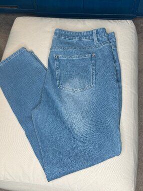 Like New, Belle by Kim Gravel Jeans w/Rhinestones Light Wash Sz 18